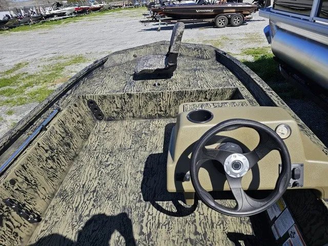 Slide: The Image of Tracker Grizzly 1754 SC 2026 - 25
