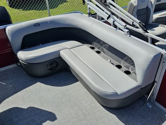 Slide: The Image of Sun Tracker Party Barge 16 DLX 2026 - 22