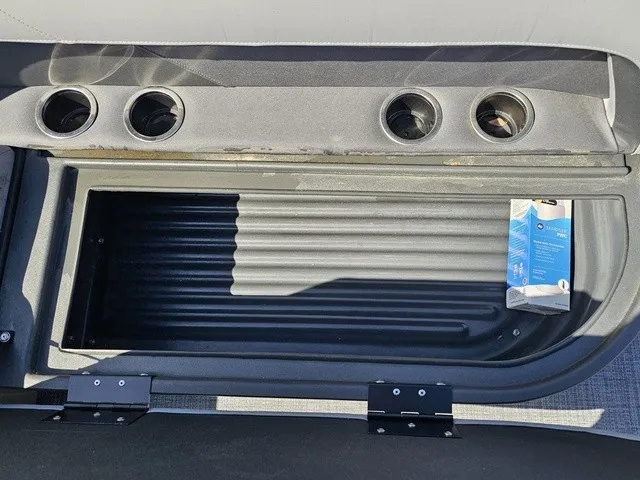 Slide: The Image of Sun Tracker Party Barge 16 DLX 2026 - 23