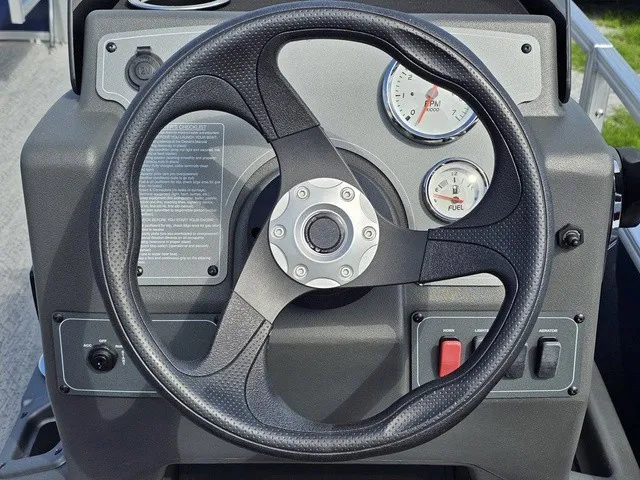 Slide: The Image of Sun Tracker Bass Buggy 18 DLX 2026 - 30