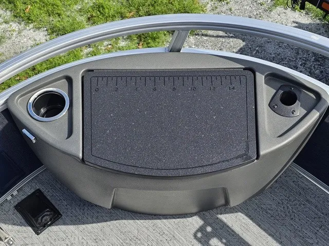 Slide: The Image of Sun Tracker Bass Buggy 18 DLX 2026 - 16