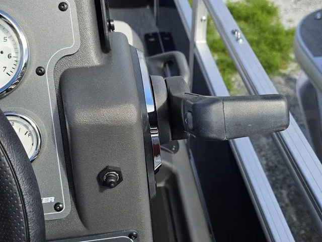 Slide: The Image of Sun Tracker Bass Buggy 18 DLX 2026 - 32