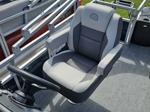 Slide: The Image of Sun Tracker Bass Buggy 18 DLX 2026 - 25