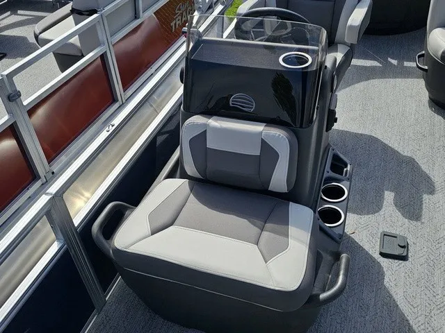 Slide: The Image of Sun Tracker Bass Buggy 18 DLX 2026 - 23