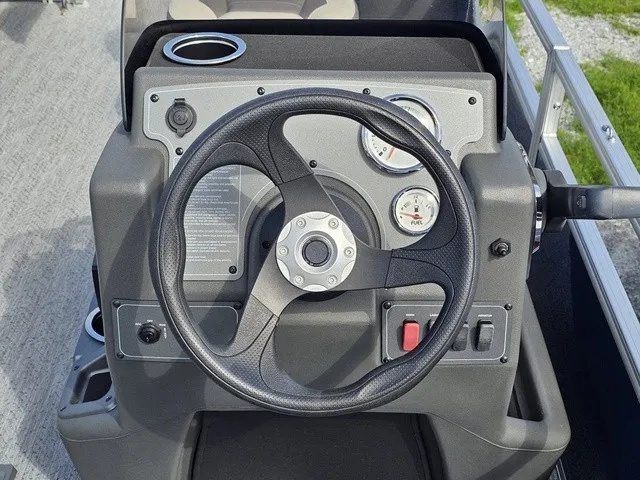 Slide: The Image of Sun Tracker Bass Buggy 18 DLX 2026 - 29