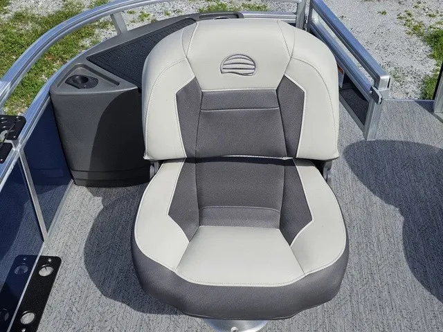 Slide: The Image of Sun Tracker Bass Buggy 18 DLX 2026 - 20