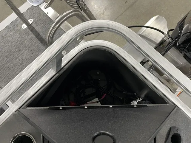 Slide: The Image of Sun Tracker Bass Buggy 18 DLX 2027 - 27
