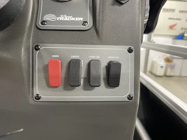 Slide: The Image of Sun Tracker Bass Buggy 18 DLX 2027 - 21