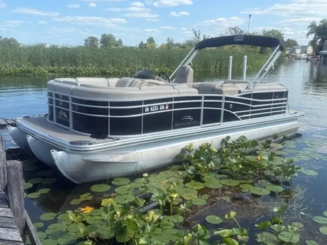 The Image of Bennington 2250RCL 2012 - 1
