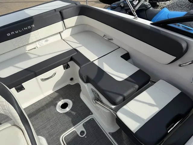 Slide: The Image of Bayliner VR5 Bowrider 2020 - 9
