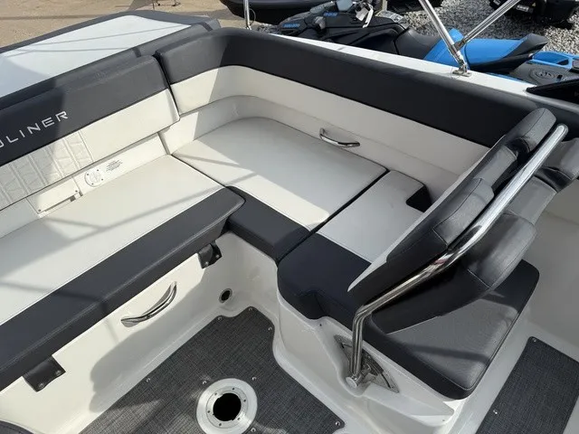 Slide: The Image of Bayliner VR5 Bowrider 2020 - 10