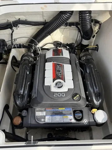 Slide: The Image of Bayliner VR5 Bowrider 2020 - 13
