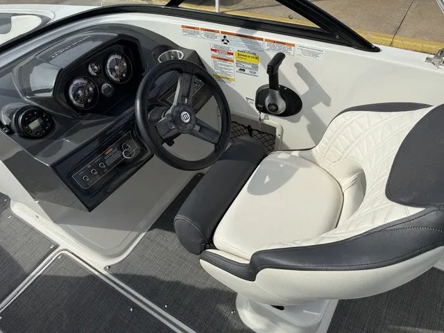 Slide: The Image of Bayliner VR5 Bowrider 2020 - 11