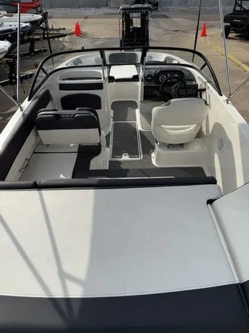 Slide: The Image of Bayliner VR5 Bowrider 2020 - 6
