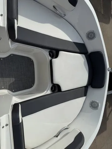 Slide: The Image of Bayliner VR5 Bowrider 2020 - 7