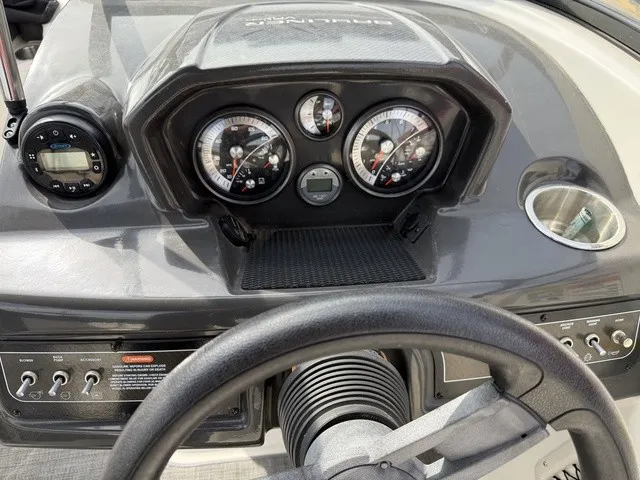 Slide: The Image of Bayliner VR5 Bowrider 2020 - 12