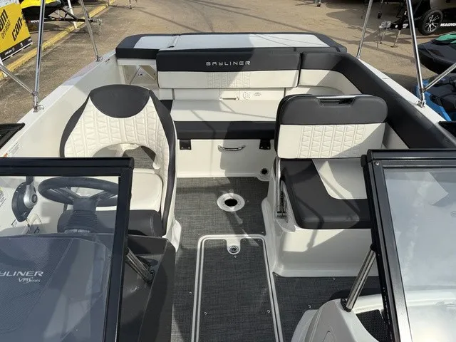 Slide: The Image of Bayliner VR5 Bowrider 2020 - 8