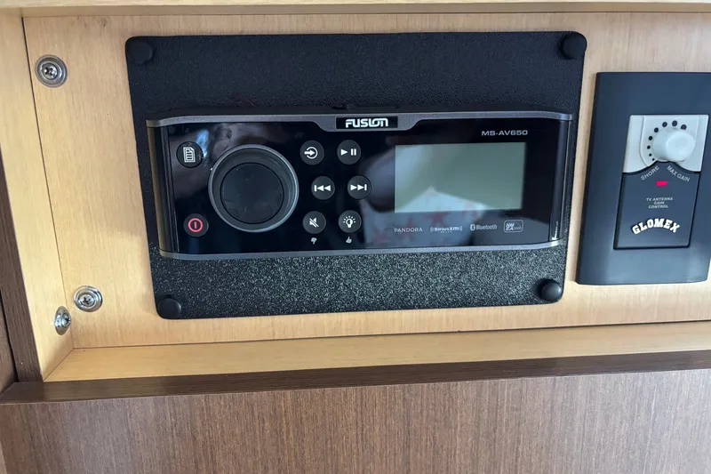 Slide: The Image of Fusion MS-AV650 stereo system on 2013 Sea Ray Sundancer 310 yacht. - 26