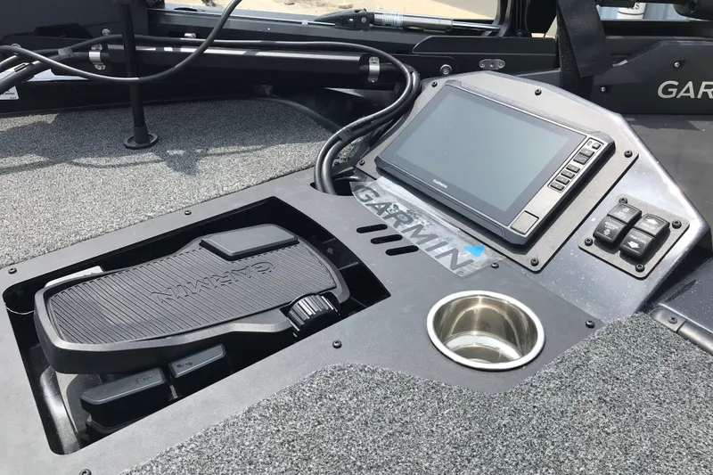 Slide: The Image of 2024 Ranger Z185 boat dashboard with Garmin electronics and control panel. - 10