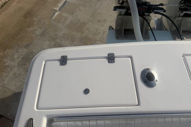 Slide: The Image of 2002 Silverhawk 240 Center Console boat deck with hatch and fittings. - 17