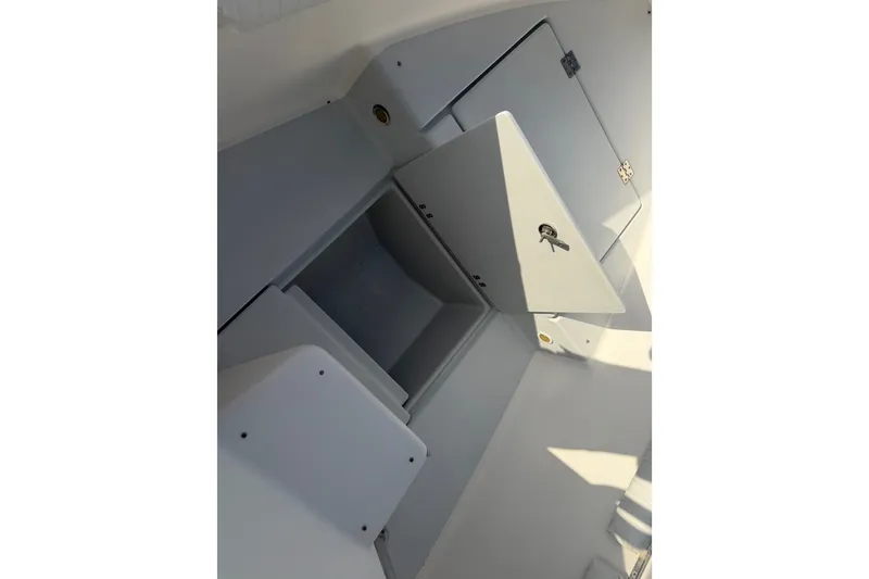 Slide: The Image of 2002 Silverhawk 240 Center Console boat storage compartments, open and ready for use. - 32