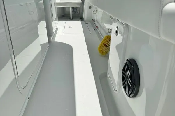 Slide: The Image of Yellowfin 32 Offshore 2012 - 39