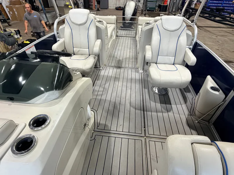 Slide: The Image of Sylvan S3 Rear Lounge with Sport Tower & 150HP Yamaha SHO VMAX 2017 - 5