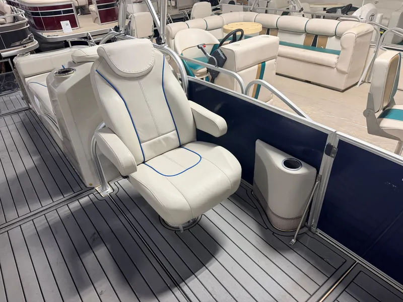 Slide: The Image of Sylvan S3 Rear Lounge with Sport Tower & 150HP Yamaha SHO VMAX 2017 - 44