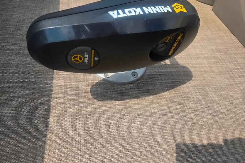 Slide: The Image of Minn Kota i-Pilot motor on 2023 Sun Tracker SportFish 22 DLX boat deck. - 26