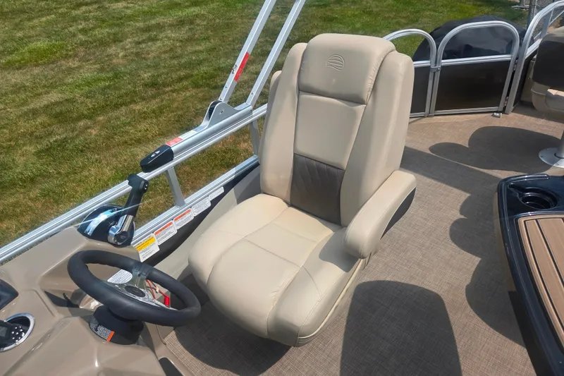 Slide: The Image of Captain's seat on 2023 Sun Tracker SportFish 22 DLX pontoon boat, featuring beige upholstery. - 13