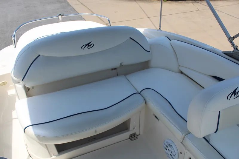 Slide: The Image of Monterey 223 SI Explorer 2005 - 12