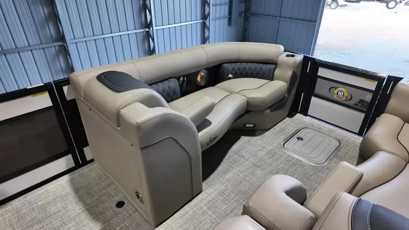 Slide: The Image of Barletta Lusso 23UA 2027 - 22