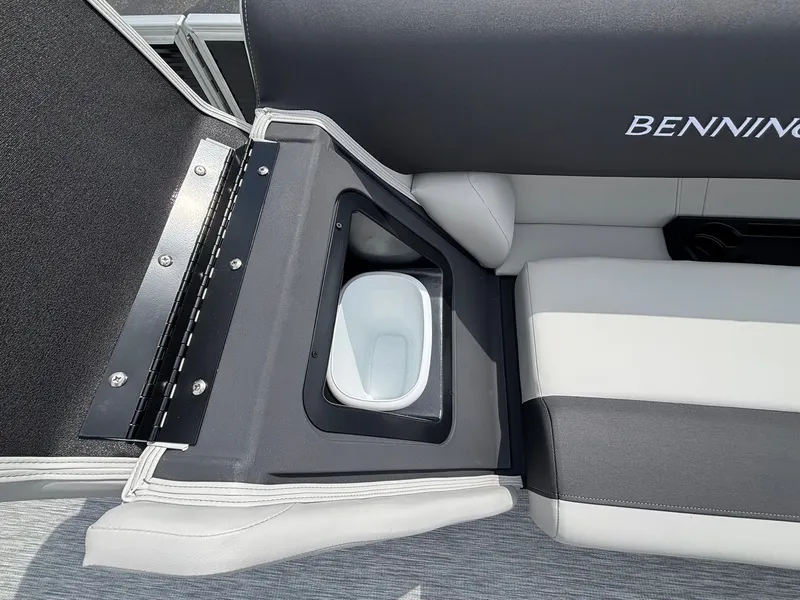 Slide: The Image of The Bennington 22 S1SR SPS features a cushioned seat with integrated storage space. - 15