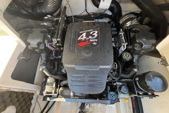 Slide: The Image of MerCruiser 4.3 MPI engine in 2004 Sea Ray 200 Sundeck boat. - 14