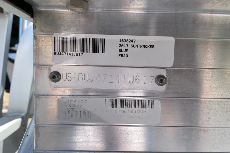 Slide: The Image of 2017 Sun Tracker Fishin' Barge 20 DLX identification plate with serial number and barcode. - 35