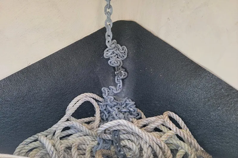 Slide: The Image of Tangled rope and chain in a 2018 Mako 284 Center Console boat compartment. - 25