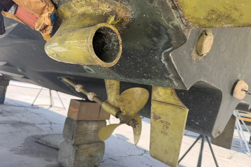 Slide: The Image of Close-up of 2004 Sea Ray Sundancer 320 propeller and hull details. - 7