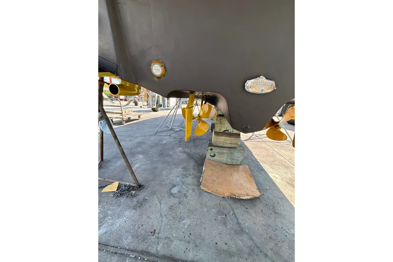 Slide: The Image of 2004 Sea Ray Sundancer 320 hull and propeller on dry dock. - 14