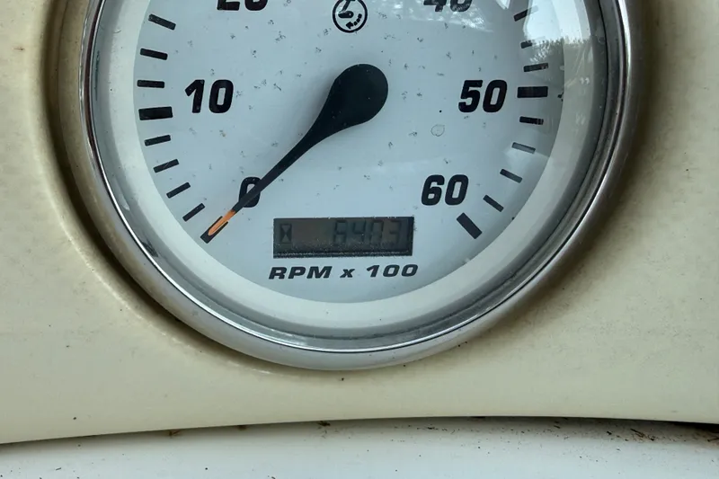 Slide: The Image of Tachometer of 2000 Larson Cabrio 330 showing 643.3 RPM x 100. - 27