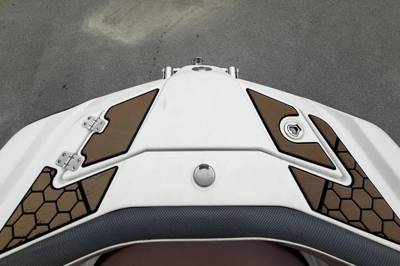 Slide: The Image of Bow view of a 2018 Scarab 255 ID with brown accents and non-slip surfaces. - 46
