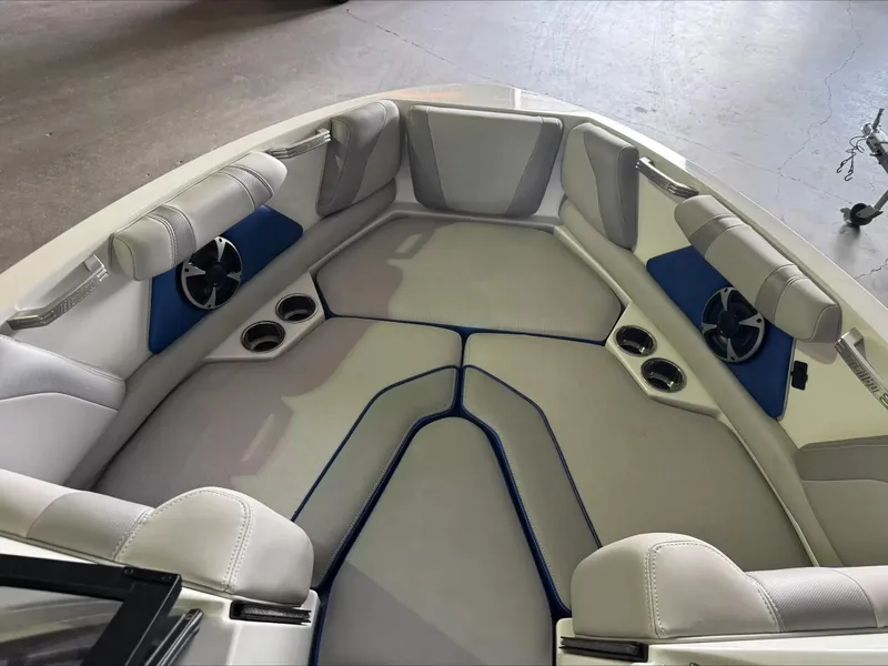 Slide: The Image of Malibu Wakesetter 21 VLX 2018 - 10