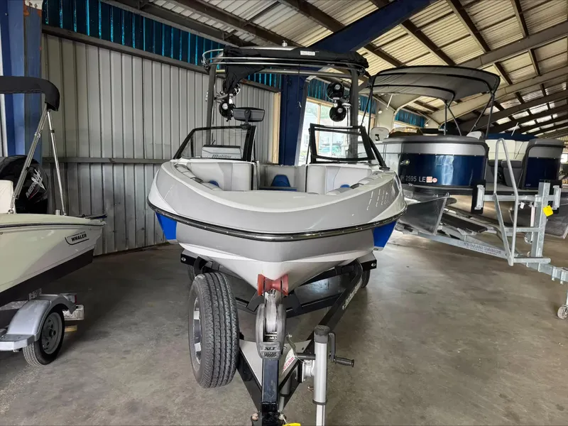 Slide: The Image of Malibu Wakesetter 21 VLX 2018 - 3
