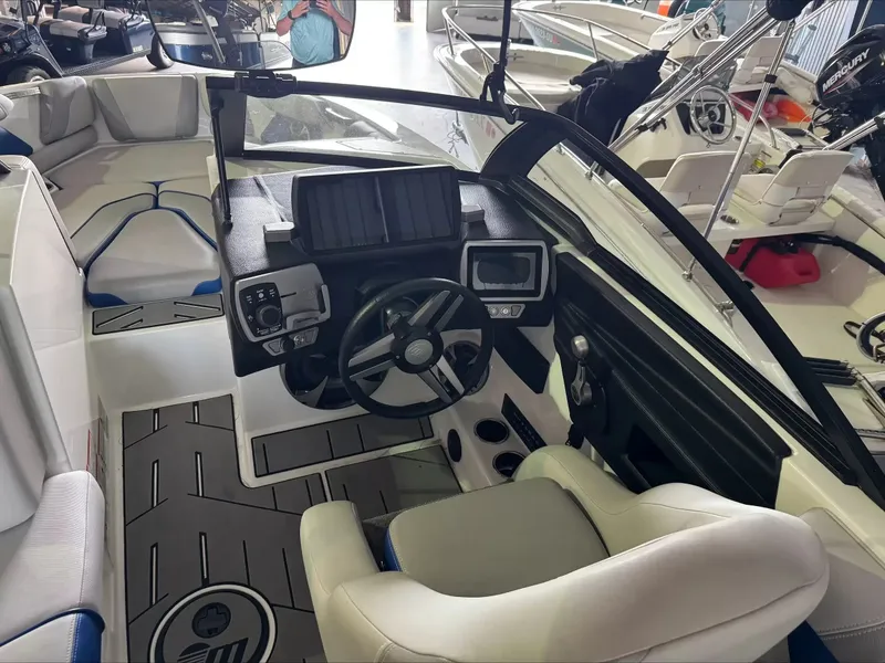 Slide: The Image of Malibu Wakesetter 21 VLX 2018 - 8