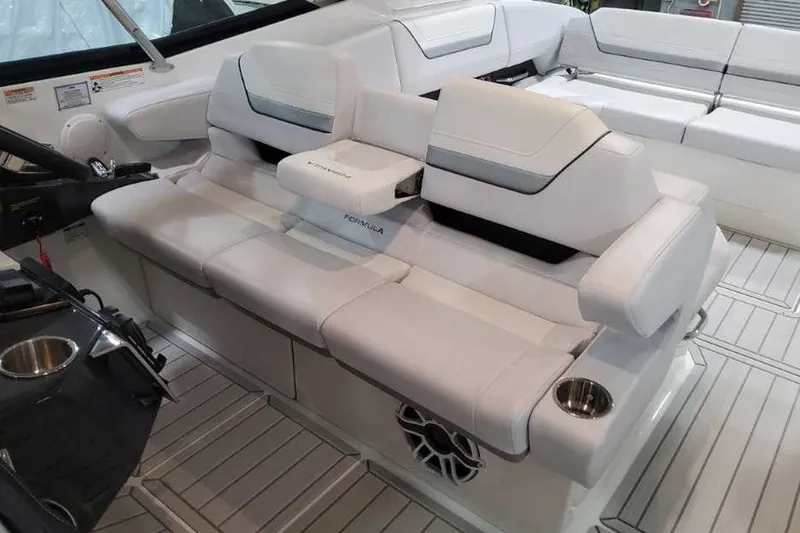 Slide: The Image of Die luxuriöse weiße Sitzbank auf dem Boot bietet integrierte Lautsprecher und Getränkehalter. - 34