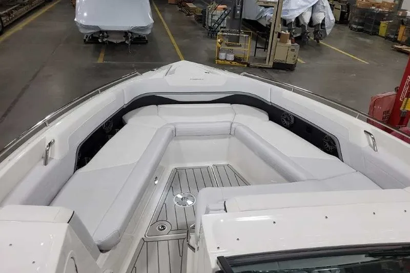 Slide: The Image of Die Formula 360 Crossover Bowrider I/O von 2027 zeigt eine geräumige, gepolsterte Sitzfläche im Bugbereich. - 42