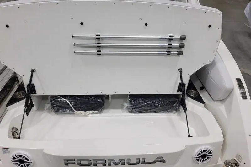 Slide: The Image of Das Bild zeigt das Heck eines Formula 360 Crossover Bowrider I/O mit Stauraum und Lautsprechern. - 17