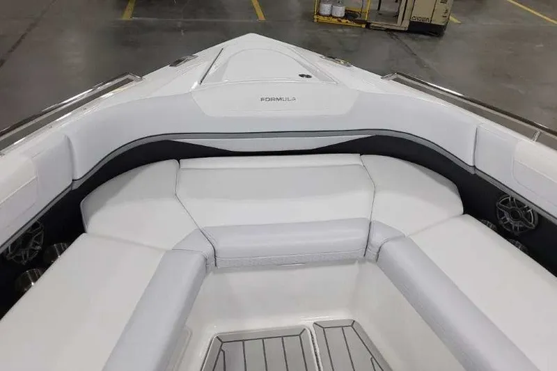 Slide: The Image of Die Formula 360 Crossover Bowrider I/O von 2027 zeigt eine geräumige, gepolsterte Sitzfläche im Bugbereich. - 47