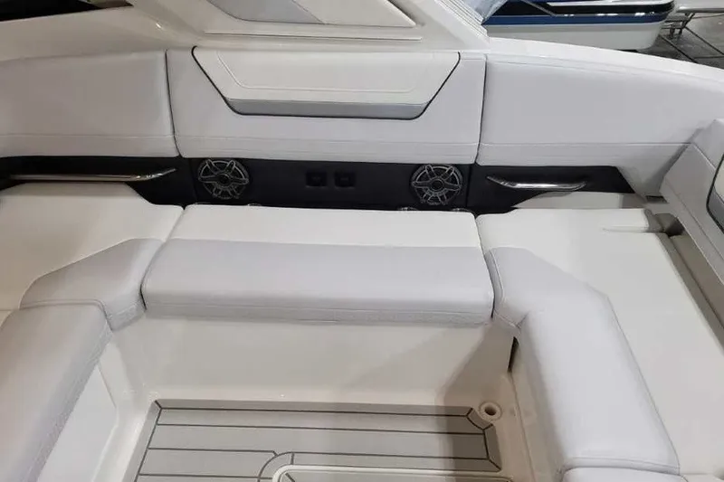 Slide: The Image of Die Innenansicht zeigt weiße Polster und Lautsprecher in einem modernen Boot. - 25