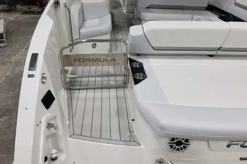 Slide: The Image of Das Bild zeigt das Heck eines Formula 360 Crossover Bowrider I/O mit eleganten weißen Polstern und einem Edelstahlgeländer. - 18