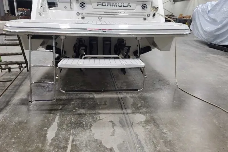 Slide: The Image of Das Bild zeigt das Heck eines Formula 360 Crossover Bowrider I/O mit einer Badeplattform und einer Leiter. - 13